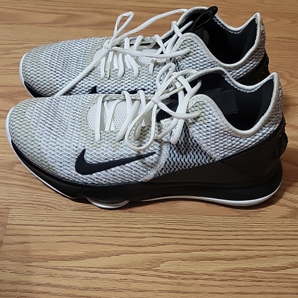 Lebron Nike sneakers mens size 11
